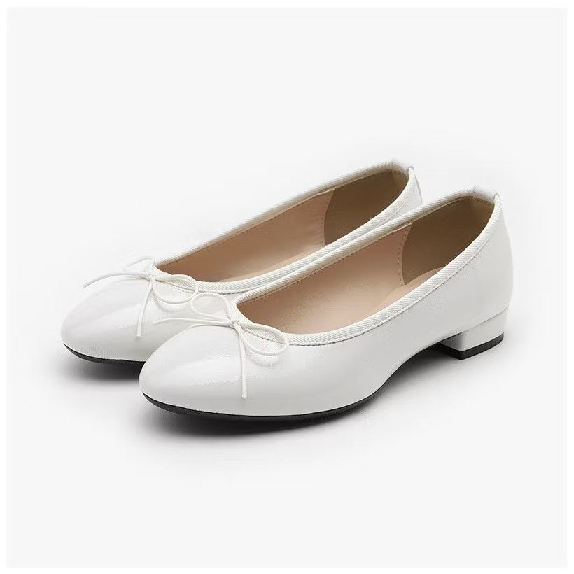 [SAPPUN] Lovellie Enamel Ribbon Flats (2cm) (Category: Flats) located in Kuala Lumpur. Submitted by ntshaereena (Listing ID 1366196549, Image 1). Description: Reason to sell: Too small for my feet My size: 235mm Shoe size: 240mm Suggest someone with size of 230mm and below to buy these shoes because of the small cutting. Used only once on hari raya. Condition is tiptop!.