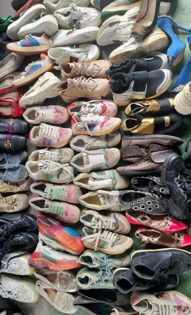 Selection ukay shoes bundle (Category: Sneakers) located in Calamba. Submitted by ryanrejano74316 (Listing ID 1366242037, Image 1). Description: Ukay selection shoes all branded 40-45 pairs kayo na maglinis 10k only lahatan na.