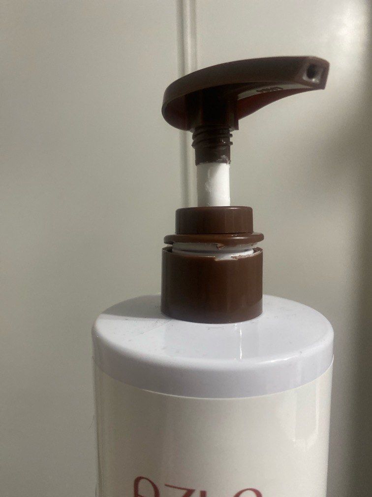 Azla Coconut Oil Shampoo (Category: Hair) located in Pasay City. Submitted by triexx (Listing ID 1361753323, Image 2). Description: 95% full bought from orange app has damage sa cap but napa-pump pa rin naman rfs: tried only, i prefer the ginger shampoo more.