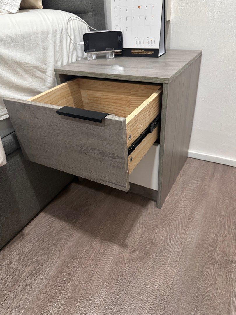 Bedside tables65075291700994112