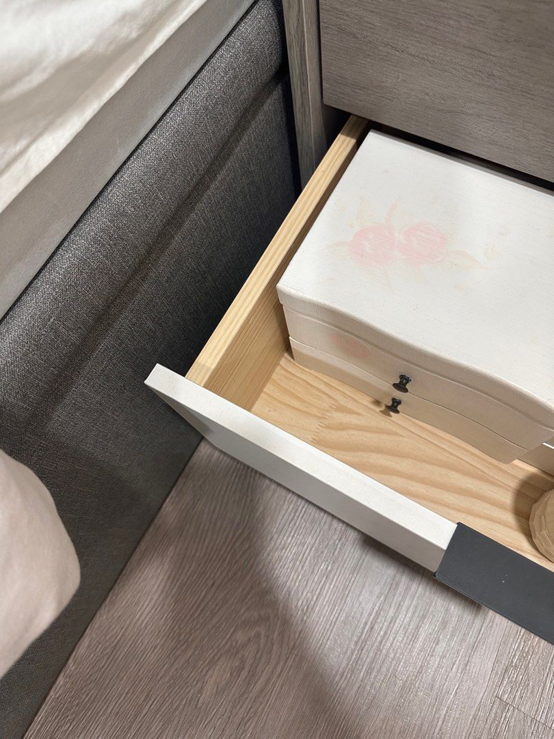 Bedside tables65075291700994113