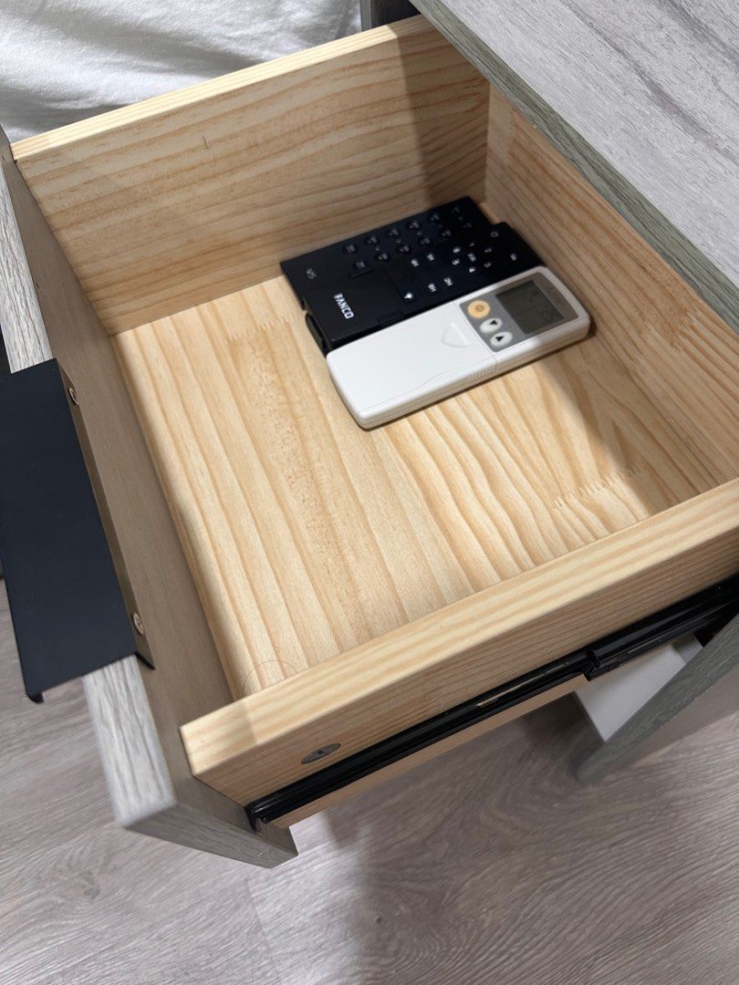 Bedside tables65075291700994111