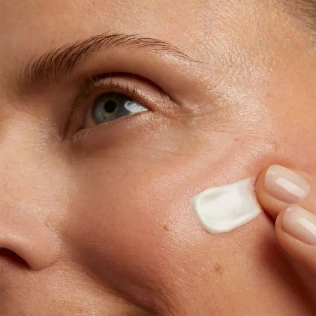 Clarins Mini SOS Primer (Category: Makeup) located in Mandaluyong City. Submitted by beautybuysmnl (Listing ID 1361718563, Image 2). Description: Clarins SOS Primer in Luminosity (00 Universal Light) 🇫🇷 Mini size (5mL); unboxed. Color-correcting and perfecting makeup primer that hydrate and prep skin for flawless makeup application 💖 💯Authentic ⭐️ Brand new 🛒 On hand ✈️ Nationwide shipping 📦 Same-day delivery (within MM) 🤳Send us a DM to o