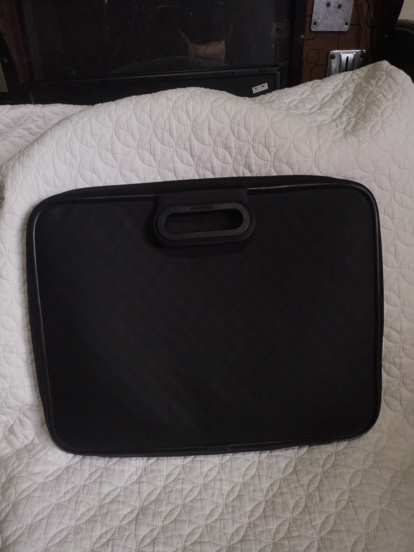 ELECOM ZERO SHOCK FROM JAPAN (Category: Laptop Bags & Sleeves) located in Valencia. Submitted by coolwolf_27a64f (Listing ID 1361713788, Image 2). Description: ELECOM MADE IN JAPAN DIMES 16X13 2 COMPARTMENT WITH QUALITY MATERIAL FOR LAPTOP COME WITH MOUSEPAD EXCELLENT CONDITION ISSUE/ MINIMAL SIGN OF USE.