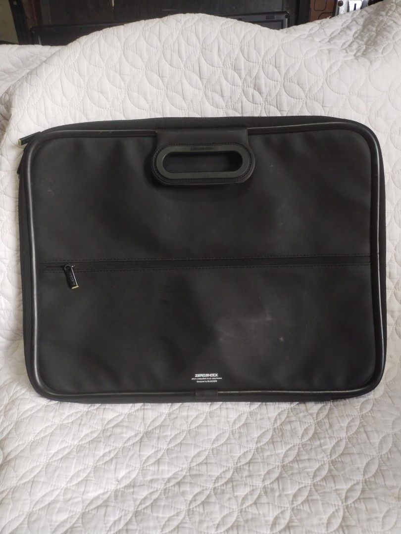 ELECOM ZERO SHOCK FROM JAPAN (Category: Laptop Bags & Sleeves) located in Valencia. Submitted by coolwolf_27a64f (Listing ID 1361713788, Image 1). Description: ELECOM MADE IN JAPAN DIMES 16X13 2 COMPARTMENT WITH QUALITY MATERIAL FOR LAPTOP COME WITH MOUSEPAD EXCELLENT CONDITION ISSUE/ MINIMAL SIGN OF USE.