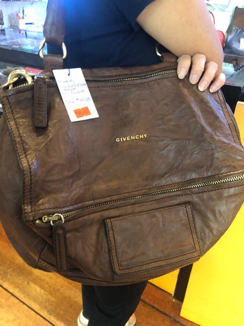 Givenchy pandora medium brown (Category: Luxury Bags & Wallets) located in Taguig. Submitted by reimac_almond517 (Listing ID 1358207320, Image 2). Description: With strap .