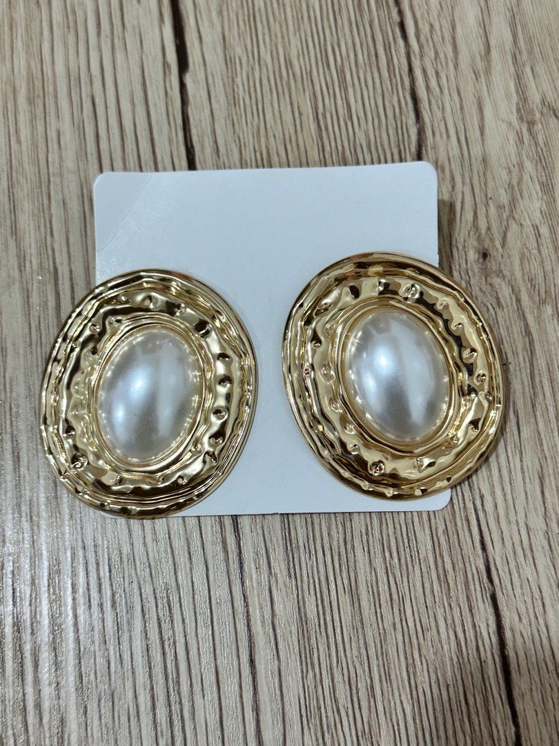 Gold Oval Pearl Earrings (Category: Earrings) located in Manila. Submitted by captxy (Listing ID 1361779156, Image 1). Description: Never been used No issue Loc: Sampaloc, Manila.