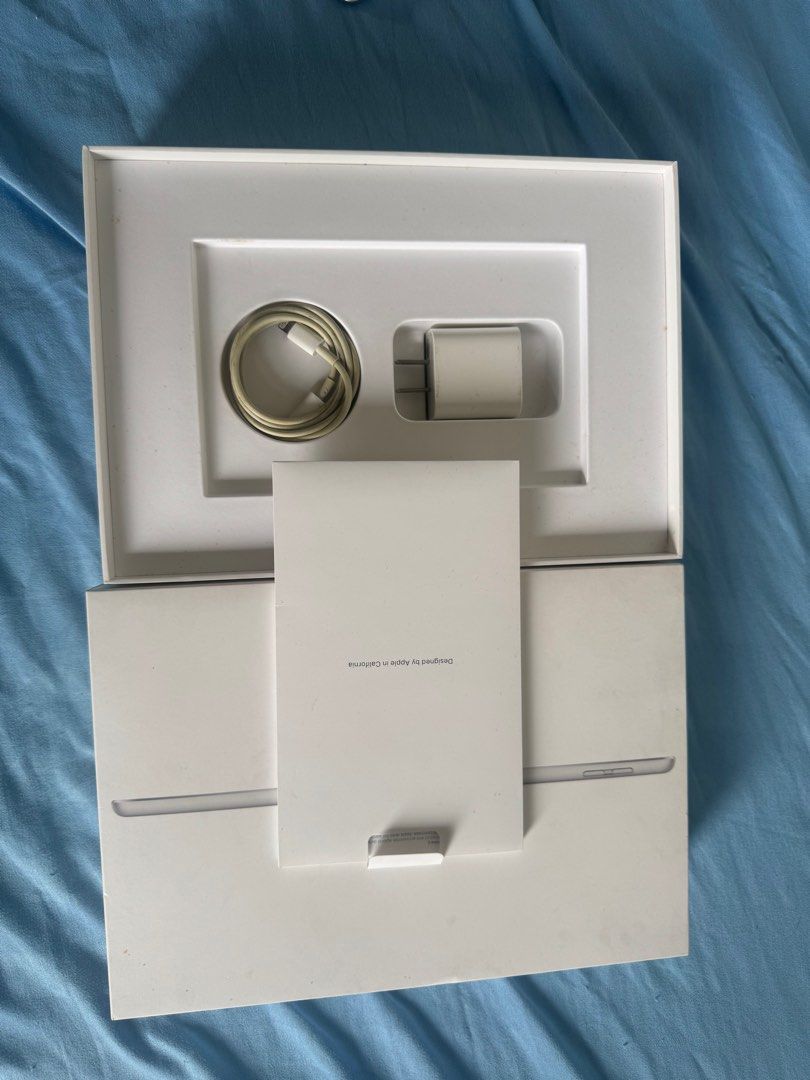 Ipad 9th Gen 256 gb (Category: iPad) located in Manila. Submitted by astr0p0p (Listing ID 1361789418, Image 3). Description: Ipad 9th Gen 256 gb Inclusion; Original Box Original cord and adaptor with signs of usage Case - kaso bulok na kasi simula’t sapul yun na ang case HAAHHAAH Andito din yung receipt para maconfirm kung kelan pinurchase Bagong palit ng tempered Glass nung Feb. Honest issue- may scratch siya sa lower right portion dahil sa case