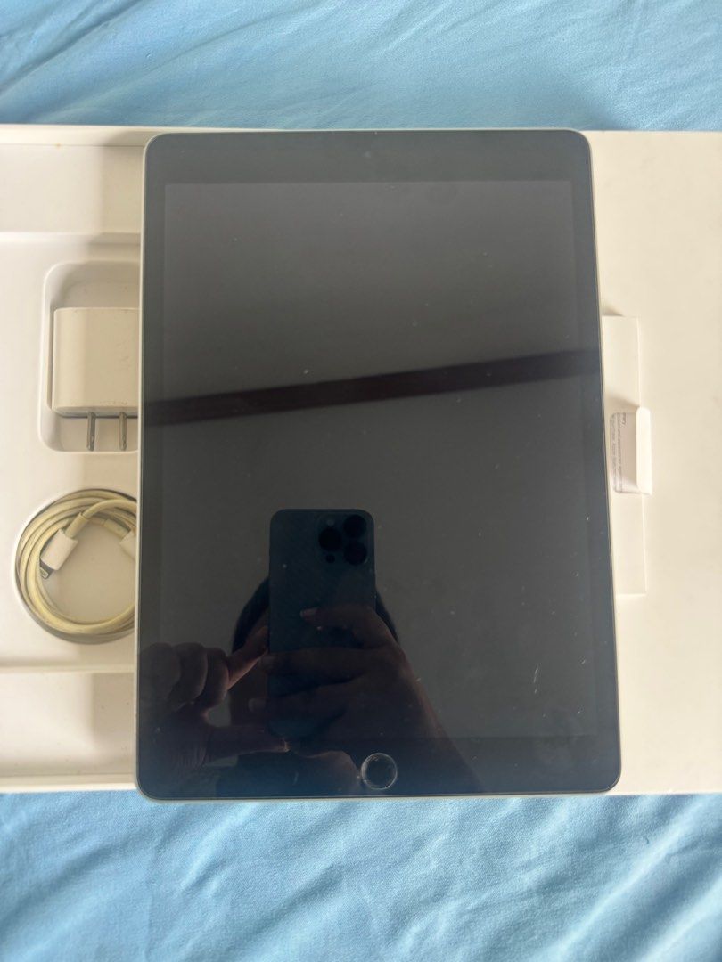 Ipad 9th Gen 256 gb (Category: iPad) located in Manila. Submitted by astr0p0p (Listing ID 1361789418, Image 1). Description: Ipad 9th Gen 256 gb Inclusion; Original Box Original cord and adaptor with signs of usage Case - kaso bulok na kasi simula’t sapul yun na ang case HAAHHAAH Andito din yung receipt para maconfirm kung kelan pinurchase Bagong palit ng tempered Glass nung Feb. Honest issue- may scratch siya sa lower right portion dahil sa case