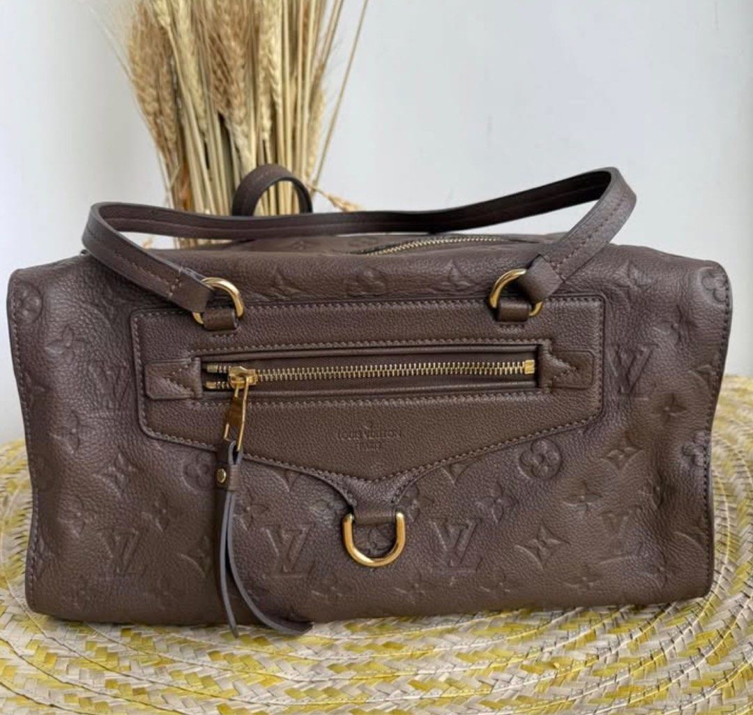 Lv empriente shoulder bag (Category: Luxury Bags & Wallets) located in Santa Ana. Submitted by astonandariana (Listing ID 1361678642, Image 1). Description: .