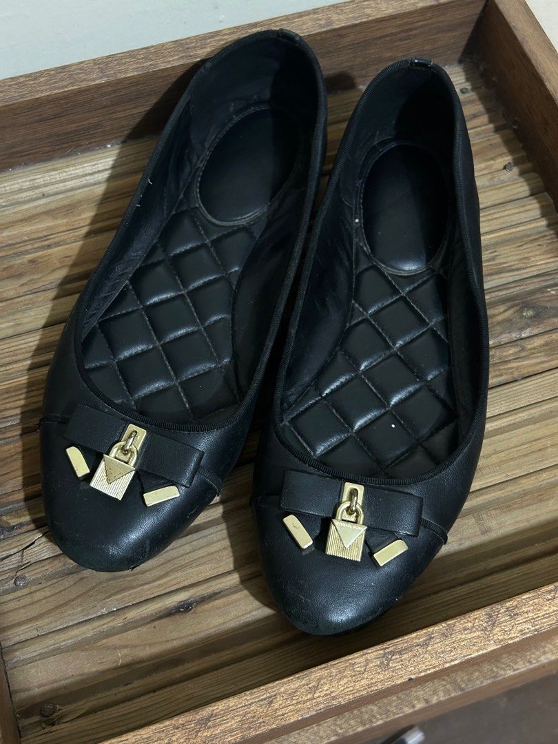 Michael Kors (Category: Flats & Sandals) located in San Juan City. Submitted by prelaabthings (Listing ID 1361752742, Image 1). Description: Alice Ballet Black Leather Flats Scratches can be seen on the pictures For cleaning din.
