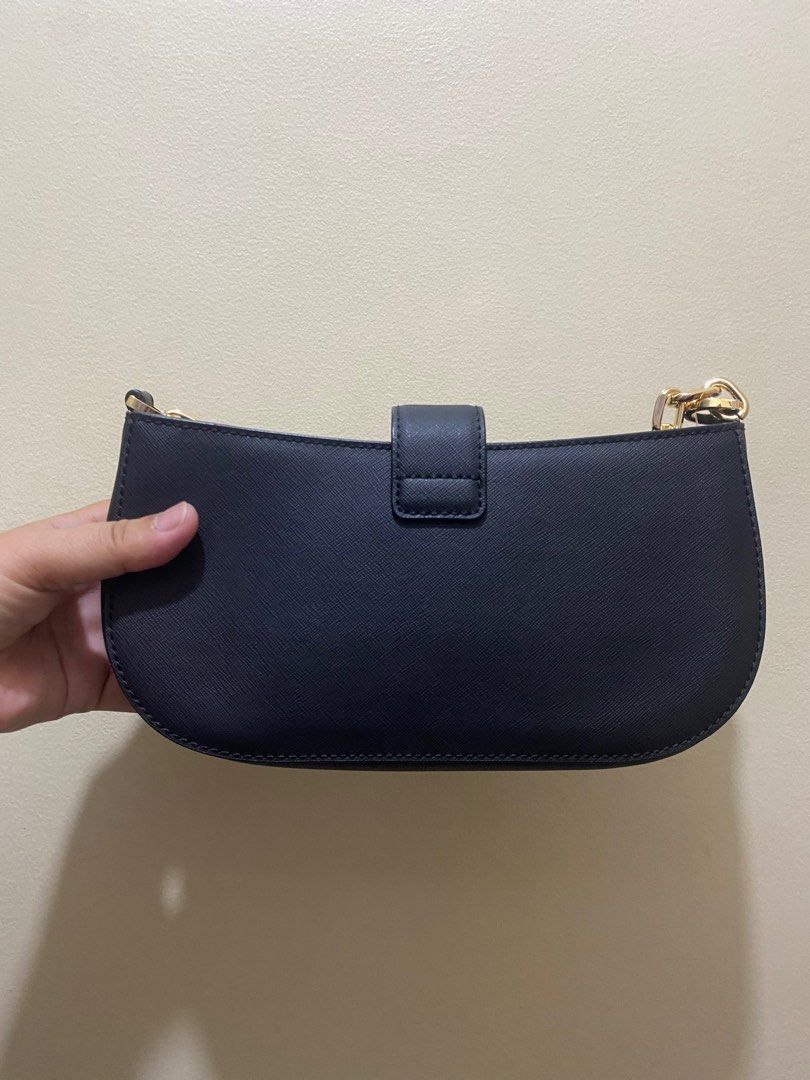 💯MK carmen shoulder bag (Category: Luxury Bags & Wallets) located in San Luis. Submitted by jena247 (Listing ID 1361668860, Image 3). Description: 💯original 💯original mk carmen bought in US mk outlet with tag carecard and paper bag kasya phone n promax.