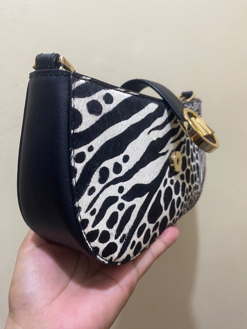 💯MK carmen shoulder bag (Category: Luxury Bags & Wallets) located in San Luis. Submitted by jena247 (Listing ID 1361668860, Image 1). Description: 💯original 💯original mk carmen bought in US mk outlet with tag carecard and paper bag kasya phone n promax.