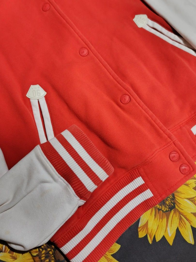 New Balance varsity jacket (Category: Activewear) located in Quezon City. Submitted by senaems (Listing ID 1361732092, Image 3). Description: New balance varsity jacket unisex size med to semi large colorate 9/10 free shipping pm for details.