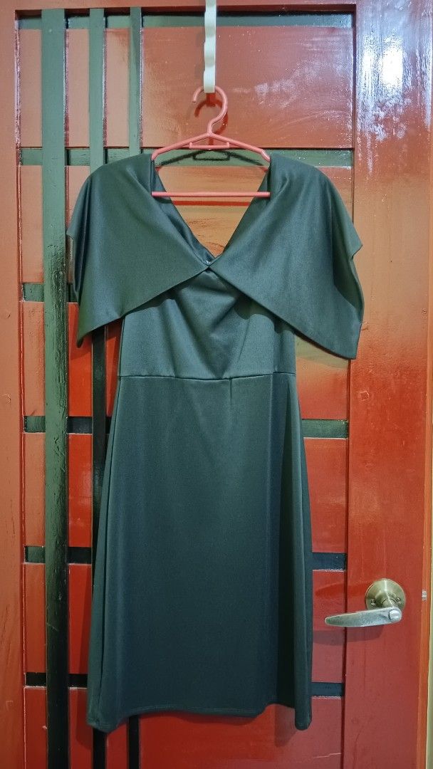Off shoulder Black Graduation Dress (Category: Dresses) located in Manila. Submitted by bema2001 (Listing ID 1361749389, Image 2). Description: Used Once - Graduation Day Length: 32 inches For other measurements, please check the photos. Price: 600 + Shipping Fee.