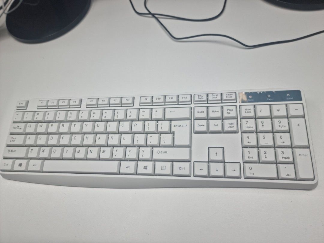 Wireless Keyboard (Category: Computer Keyboard) located in Singapore. Submitted by janelui94 (Listing ID 1361640310, Image 1). Description: Fast deal! Used like new..