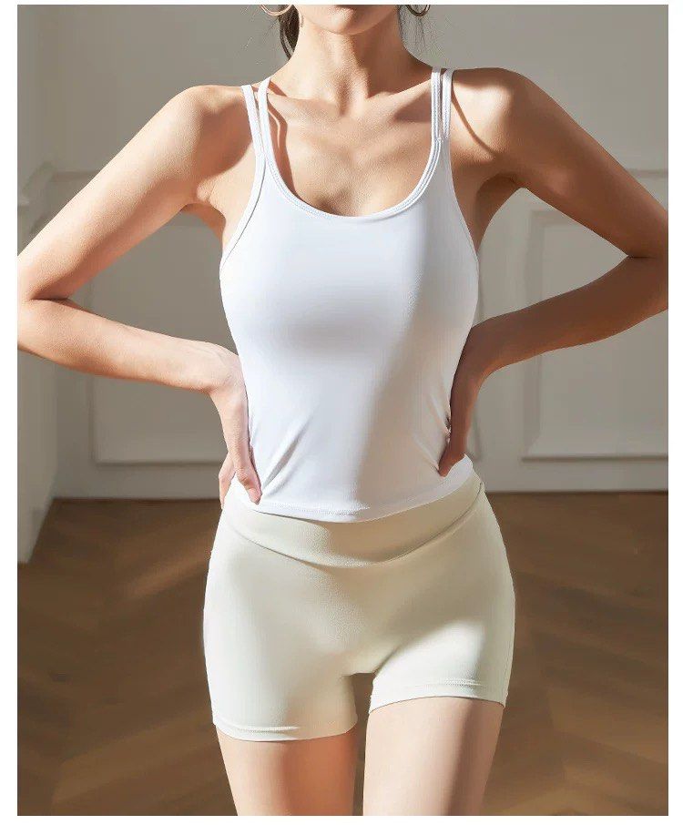 Yoga Pilates Activewear Padded Top White (Category: Activewear) located in Singapore. Submitted by bottomsuppp (Listing ID 1361638558, Image 2). Description: Length 39cm Chest 76cm Padded.