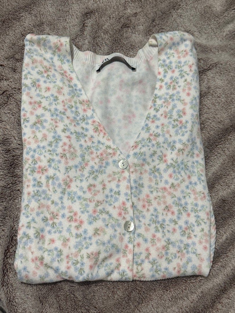 ZARA Floral Cardigan (Category: Coats, Jackets and Outerwear) located in Makati City. Submitted by xianii (Listing ID 1361729270, Image 3). Description: rfs: downsizing my closet, it’s still new i just wore it a couple of times DM if interested! 😊.