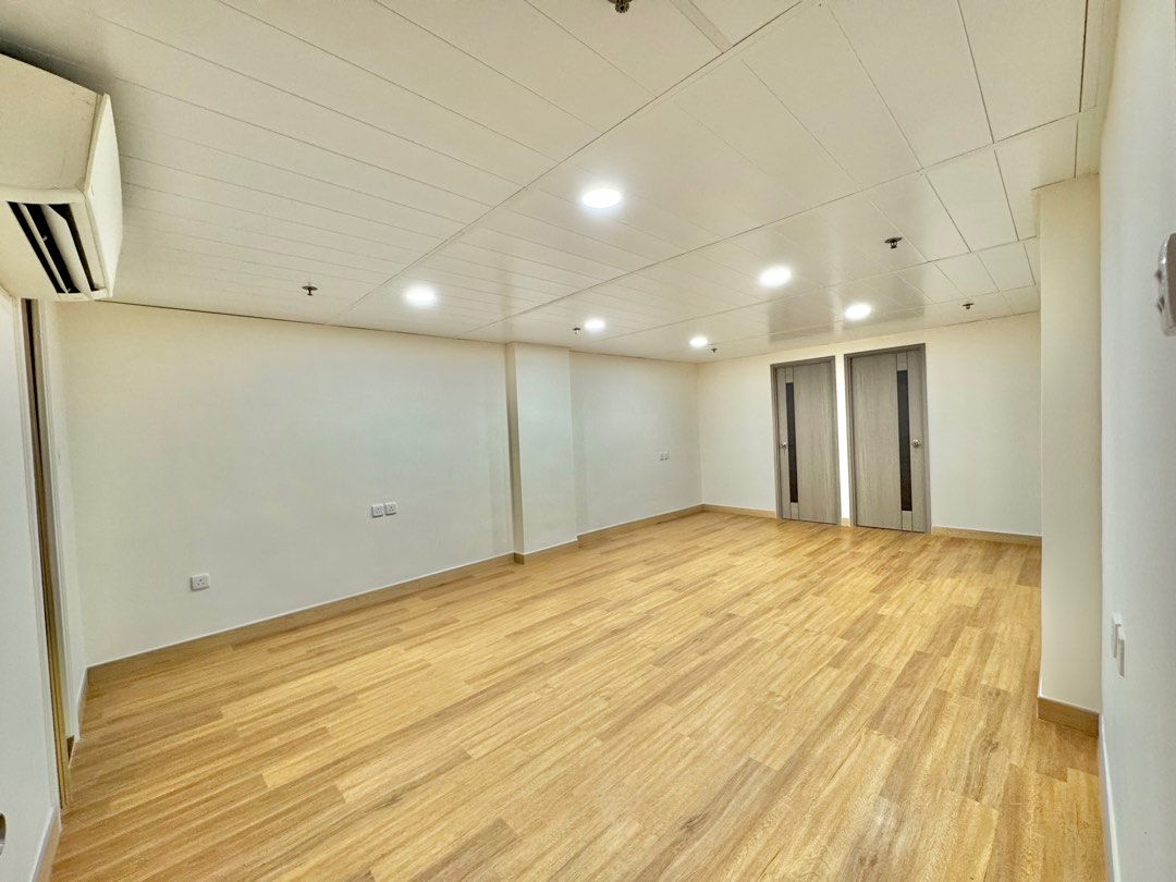 Spacious unit for rent/sale in Sheung Wan, Hong Kong Island (near MTR station)634390198026271122