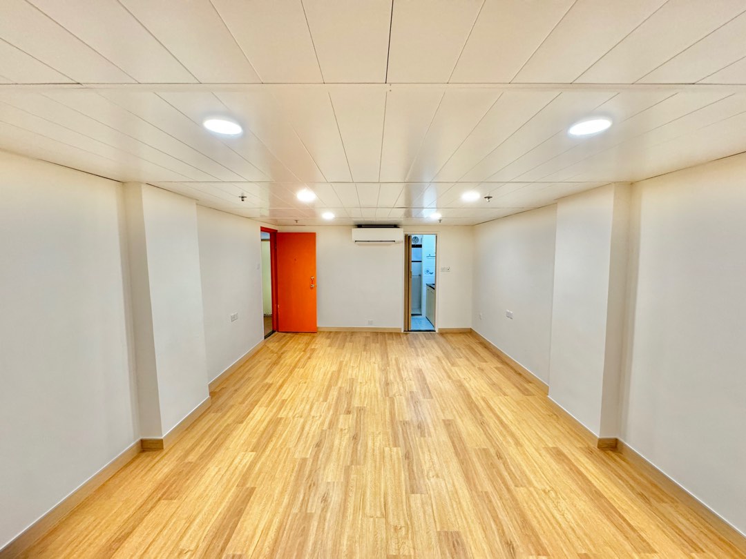 Spacious unit for rent/sale in Sheung Wan, Hong Kong Island (near MTR station)63439019802627113