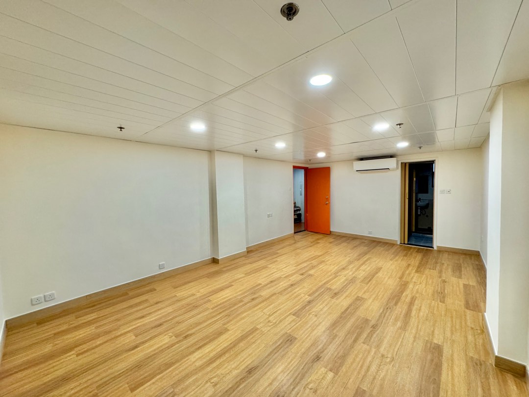 Spacious unit for rent/sale in Sheung Wan, Hong Kong Island (near MTR station)63439019802627112