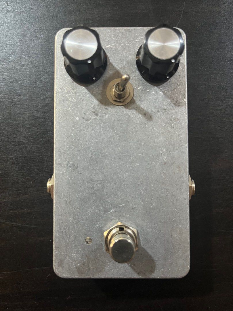 Active buffered pickup simulator （分類：樂器）位於 Hong Kong。 由 gabi9842 提交（商品編號 1366538121，圖片 1）。簡介： Pickup simulator pedal Best before fuzzes to eliminate noise and harshness created by buffers Brand new Perfect condition 。