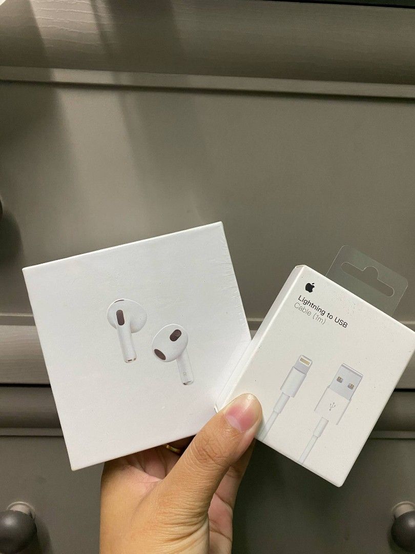 Apple airpods generation 3 w/ USB TO LIGHTNING CABLE (Category: Headphones & Headsets) located in Manila. Submitted by milasgadgetph (Listing ID 1366493919, Image 1). Description: apple airpods generation 3 original type serial number is searchable brandnew and sealed kung maarte ka don ka sa malayo mop: gcash/bank transfer 📍manila.