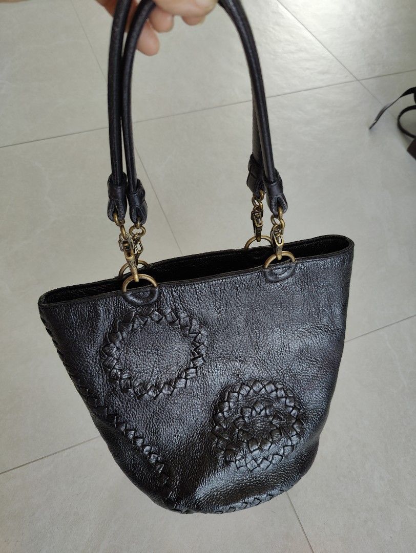 Authentic Bottega leather bag (Category: Bags & Wallets) located in Singapore. Submitted by aujoos (Listing ID 1350335724, Image 2). Description: 31 cm x 27 x 20 cm shoulder drop 24 cm riri smooth zipper.