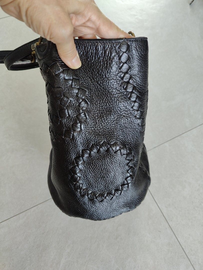 Authentic Bottega leather bag (Category: Bags & Wallets) located in Singapore. Submitted by aujoos (Listing ID 1350335724, Image 3). Description: 31 cm x 27 x 20 cm shoulder drop 24 cm riri smooth zipper.