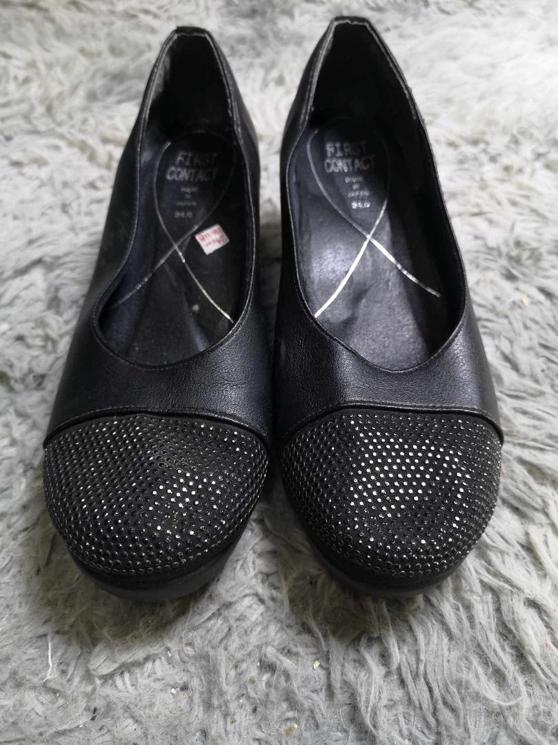 Black Round Toe Low Wedge (Category: Wedges) located in Santa Cruz. Submitted by jmy_surplus.2 (Listing ID 1366494356, Image 1). Description: Size ; 24cm Color ; Black Type ; Wedge Brand ; No brand Material ; leather Style ; Black Low Wedge LR 118 JMY 1.