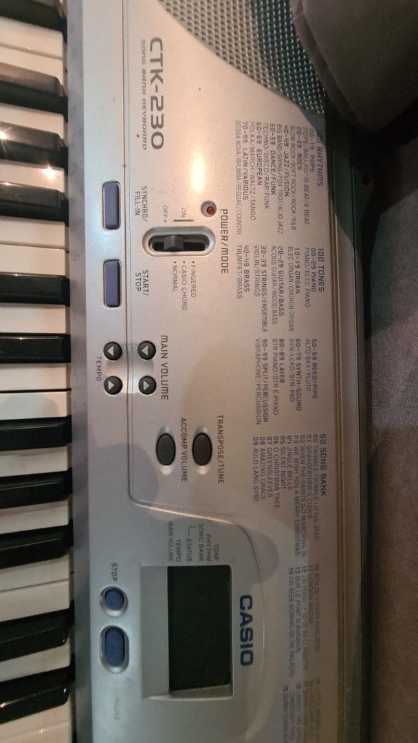 Electronic Keyboard (Category: Portable Music Players) located in Singapore. Submitted by anand3874 (Listing ID 1366429310, Image 2). Description: Try ur luck...it's working when I keep in storage..