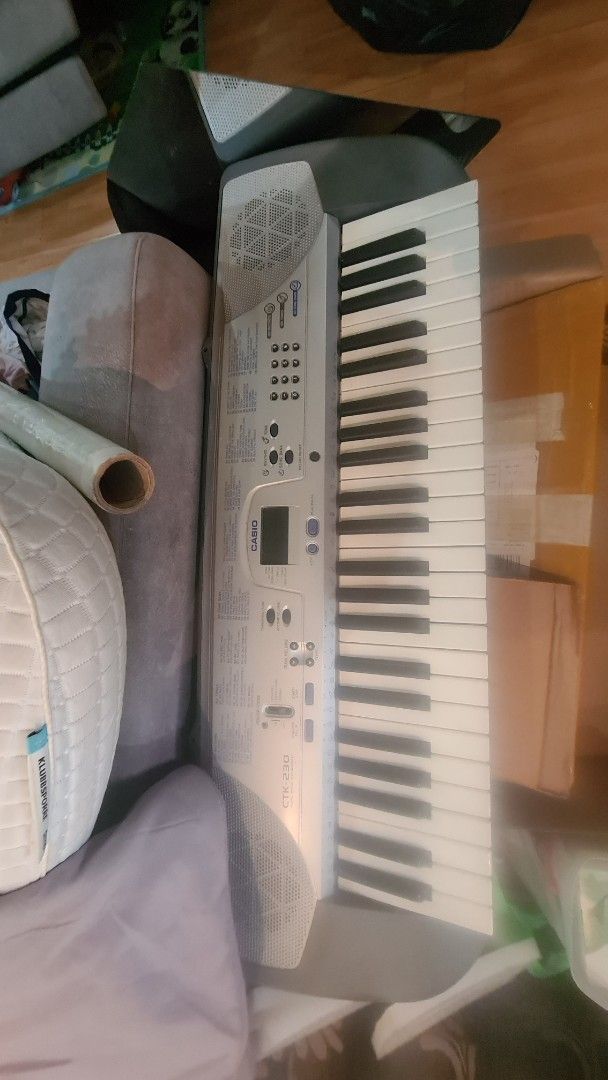 Electronic Keyboard (Category: Portable Music Players) located in Singapore. Submitted by anand3874 (Listing ID 1366429310, Image 1). Description: Try ur luck...it's working when I keep in storage..