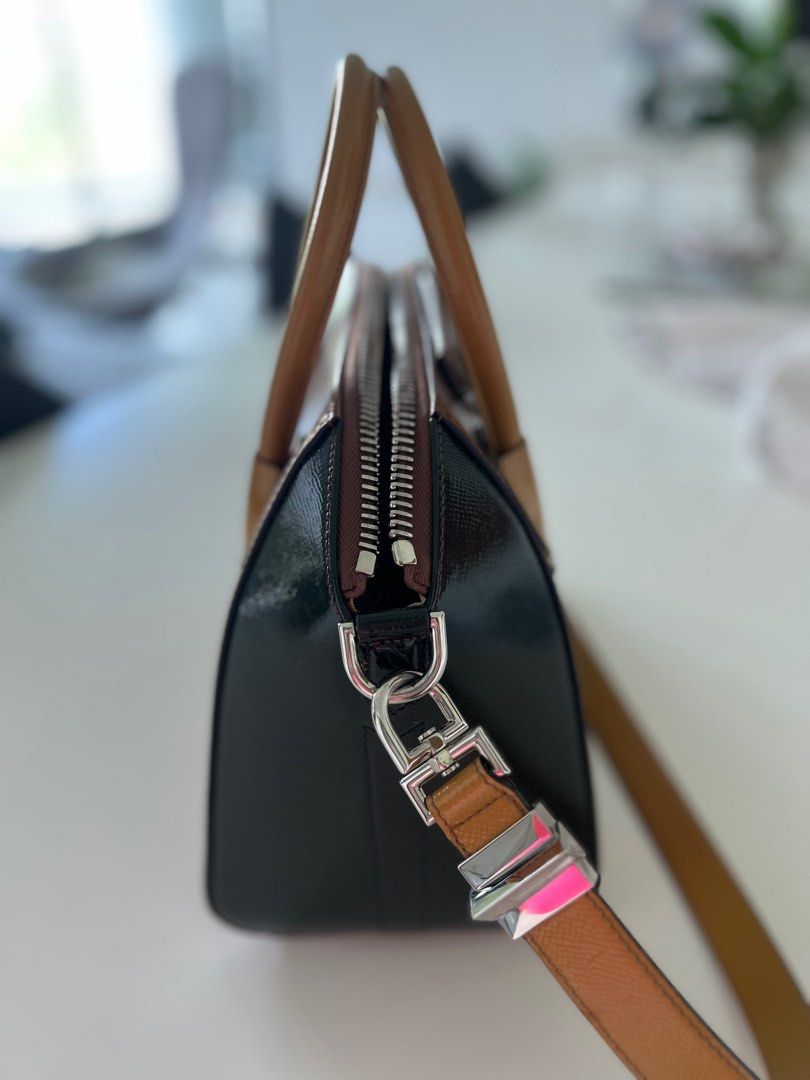 Givenchy Antigona (Category: Bags & Wallets) located in Singapore. Submitted by mulan.ping (Listing ID 1366397081, Image 2). Description: Excellent condition. Calf skin, silver hardware Original price $3660.00 Kept in dust bag. No visible scratches at all. Price is negotiable for genuine buyers‼️.