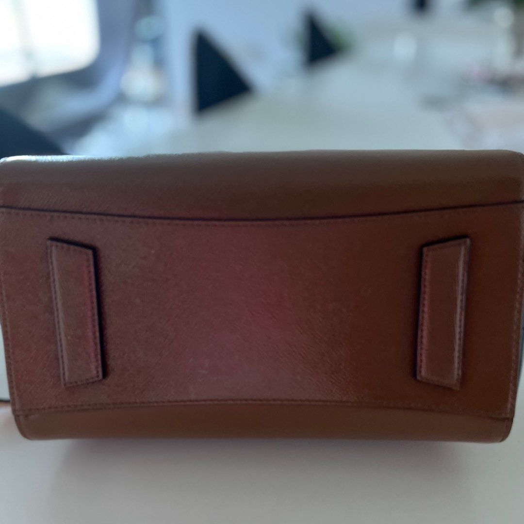 Givenchy Antigona (Category: Bags & Wallets) located in Singapore. Submitted by mulan.ping (Listing ID 1366397081, Image 3). Description: Excellent condition. Calf skin, silver hardware Original price $3660.00 Kept in dust bag. No visible scratches at all. Price is negotiable for genuine buyers‼️.