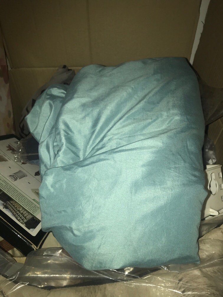 Green Bedsheet Single Size Garterized (Category: Other Home Decor) located in Manila. Submitted by brownqueen65310 (Listing ID 1366510278, Image 1). Description: Decluttering Items.