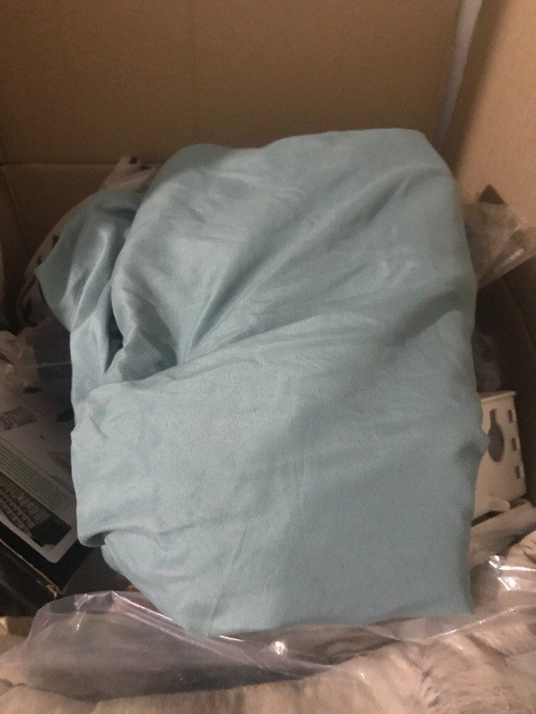Green Bedsheet Single Size Garterized (Category: Other Home Decor) located in Manila. Submitted by brownqueen65310 (Listing ID 1366510278, Image 2). Description: Decluttering Items.