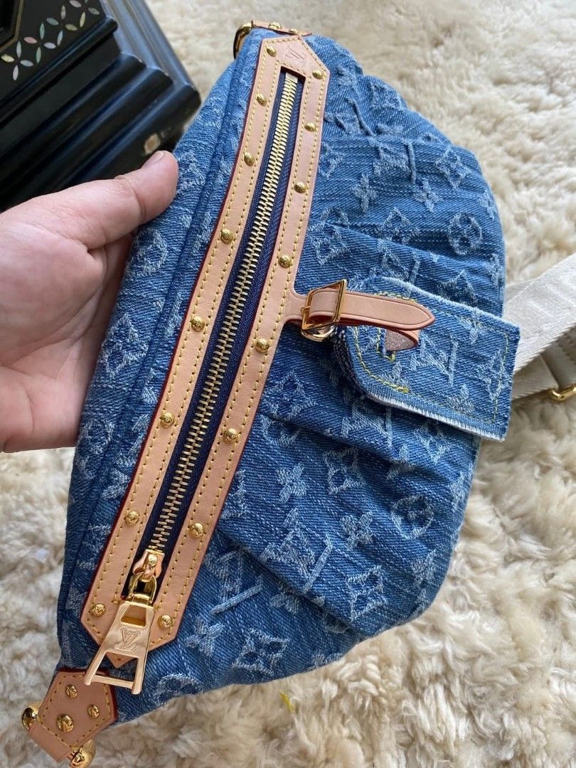 Lv body bag (Category: Luxury Bags & Wallets) located in Tagum. Submitted by cathsuesurplus (Listing ID 1366513254, Image 1). Description: lv body bag coded🇯🇵🍀.