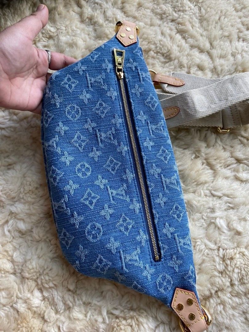 Lv body bag (Category: Luxury Bags & Wallets) located in Tagum. Submitted by cathsuesurplus (Listing ID 1366513254, Image 2). Description: lv body bag coded🇯🇵🍀.