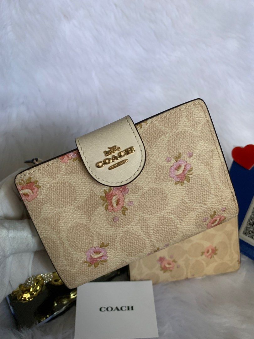 💯Original COACH Medium Bifold Wallet (Category: Luxury Bags & Wallets) located in Quezon City. Submitted by mustlovebagsbymarianne (Listing ID 1366455141, Image 3). Description: 💯Original & Brand New Inclusion: Care Card & Paper Bag Note: Lost Price Tag (hence selling low) Pls Like & Follow my Page: MUST LOVE BAGS By Marianne ✅ LAYAWAY▪️GGIVES▪️PayPal 💳 Major Credit Cards Accepted 💳 BDO Buy Now Pay Later up to 12mos (plus merchant fee) 💳 Ins