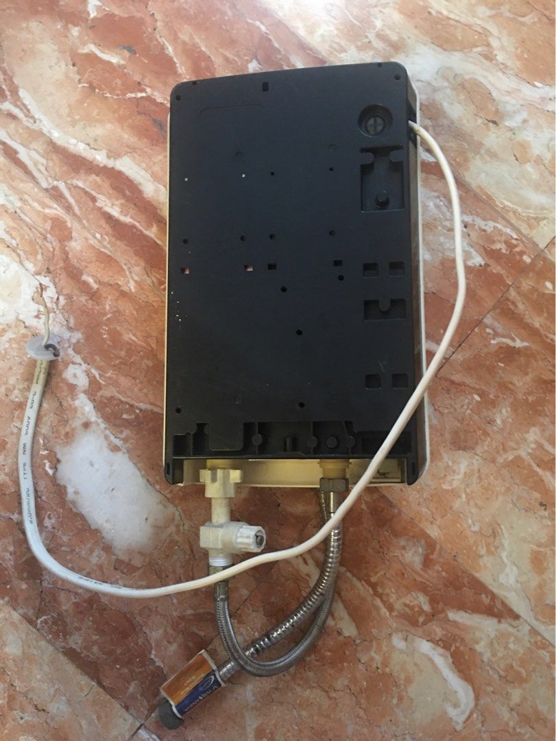 Panasonic Multipoint Electric Water Heater DH-6AM1W (Category: Water Heater & Instant Showers) located in Quezon City. Submitted by dquad.dquad (Listing ID 1366395784, Image 3). Description: Panasonic Multipoint Electric Water Heater DH-6AM1W No issues. Php 5,000.00 Location: Near Scout Area. Bgy Roxas, Quezon City.