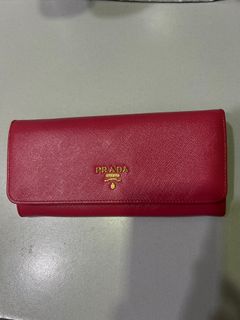 (Category: ) located in . Submitted by new_branded_bags (Listing ID 1366443574, Image 1). Description: .
