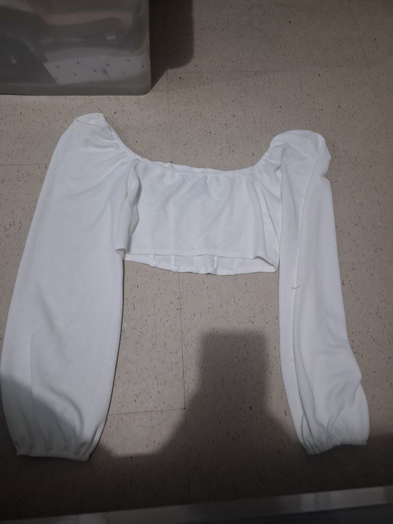 SHEIN long sleeves corset cropped top (Category: Longsleeves) located in Quezon City. Submitted by linsarri (Listing ID 1366513273, Image 2). Description: Never used Size medium .