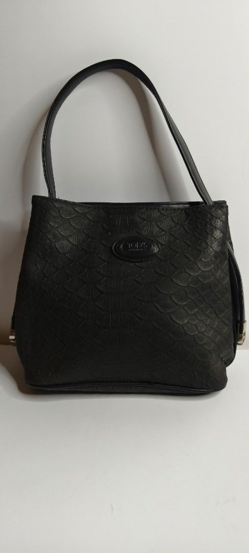 Tod's Two-way Genuine Leather Bag (Category: Luxury Bags & Wallets) located in Baguio. Submitted by PreiLoveMaria (Listing ID 1366432540, Image 2). Description: Tod's Two-way Genuine Leather Bag Very good used condition Adjustable Strap into hand and shoulder Bag Normal signs of wear Needs Cleaning on the hardwares Shipping via J&T only No COD and COP ❤️ Disclaimer: The items offered for sale are pre-owned merchandise acquired from surplus invent