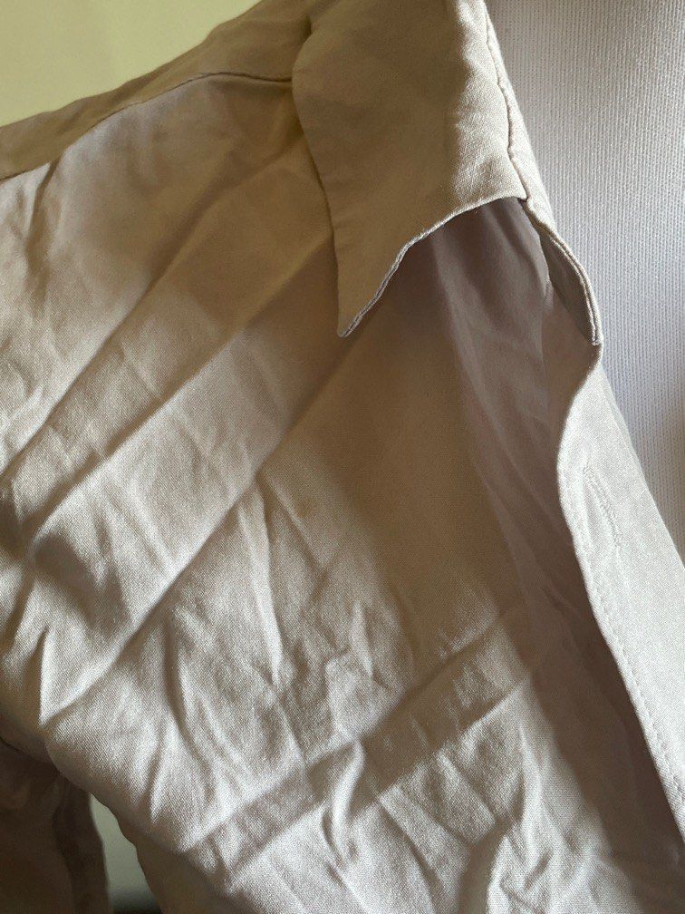 UNIQLO Light Grey Polo Blouse (Category: Blouses) located in Muntinlupa City. Submitted by peachiearchives (Listing ID 1366439236, Image 2). Description: 🤍UNIQLO Light Grey Polo Blouse🤍 - Has minor stained spots - Great for the office 💸MOP💸: - GCASH or Bank Transfer 📦MOD📦: - ‼️Shipping fee is additional‼️ - Seller ships through Lalamove - For other delivery couriers, the buyer must be the one to book. - Shipping from Muntinlupa City - Selle