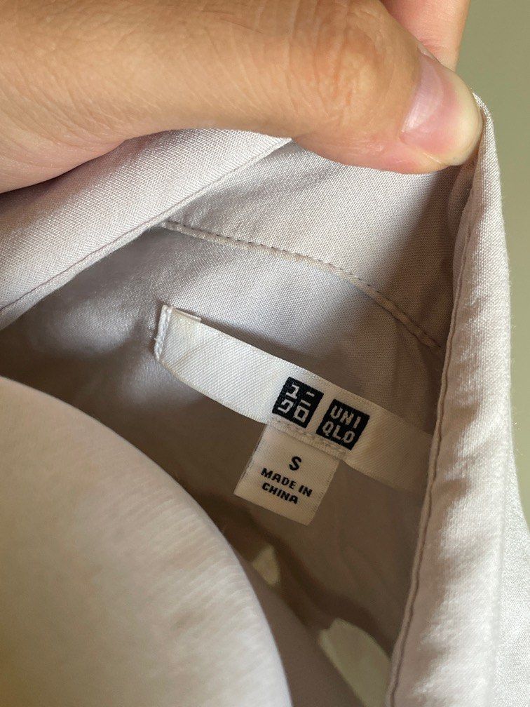 UNIQLO Light Grey Polo Blouse (Category: Blouses) located in Muntinlupa City. Submitted by peachiearchives (Listing ID 1366439236, Image 3). Description: 🤍UNIQLO Light Grey Polo Blouse🤍 - Has minor stained spots - Great for the office 💸MOP💸: - GCASH or Bank Transfer 📦MOD📦: - ‼️Shipping fee is additional‼️ - Seller ships through Lalamove - For other delivery couriers, the buyer must be the one to book. - Shipping from Muntinlupa City - Selle