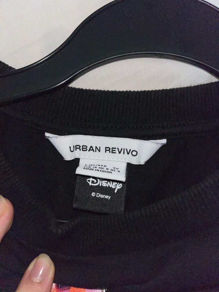 Y2K punk vintage top (Category: Sleeveless) located in Singapore. Submitted by rianaoberoi8 (Listing ID 1366493488, Image 3). Description: Padded shoulders Bought at $50 .
