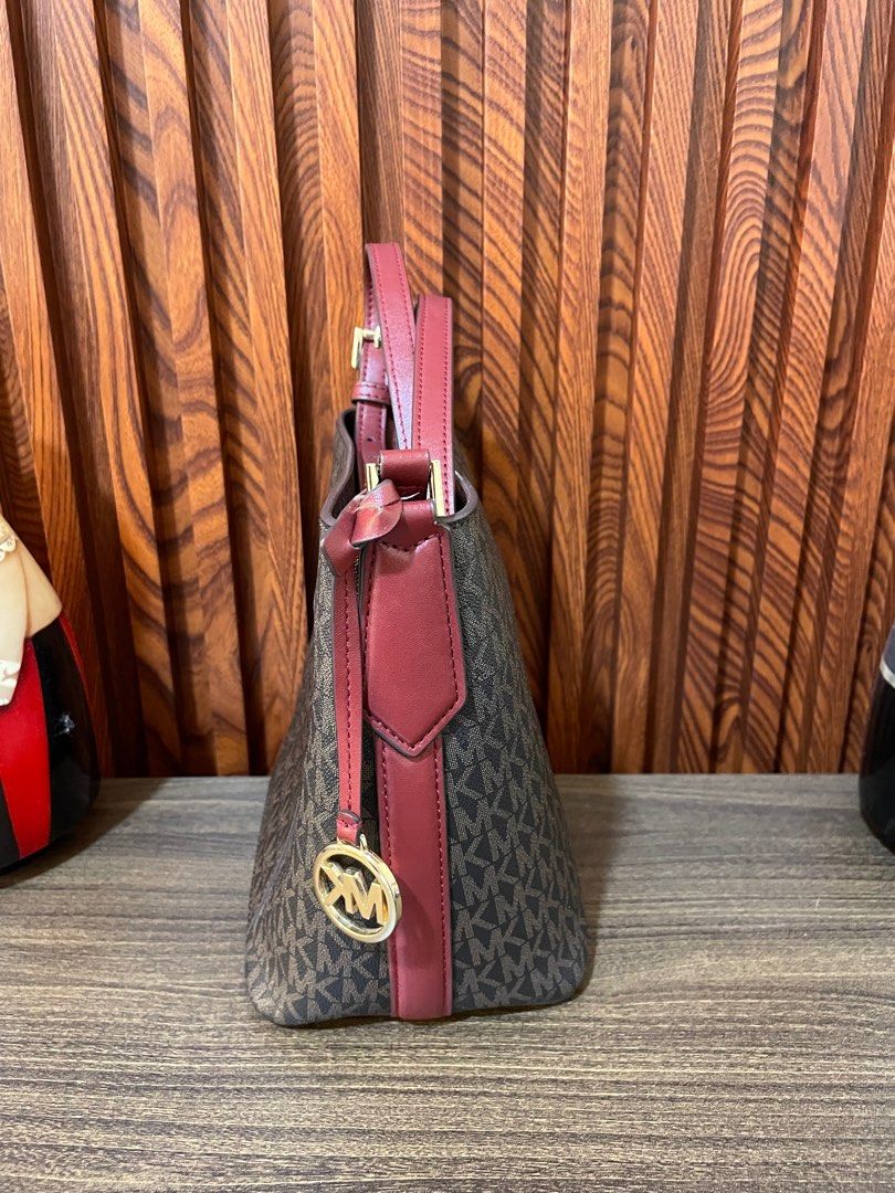 Authentic Michael Kors Small Bucket Bag (Category: Luxury Bags & Wallets) located in Manila. Submitted by lovedandcaredfor (Listing ID 1361857986, Image 2). Description: Authentic Michael Kors Small Bucket Bag RFS: need funds PAYMENT FIRST: BDO or GCash Payment can be done the same day of delivery. Buyer will shoulder delivery fee via Lalamove or Grab. 📍Dasmarinas, Cavite .