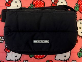 BEYOND THE VINES POCKET POOFY — black
