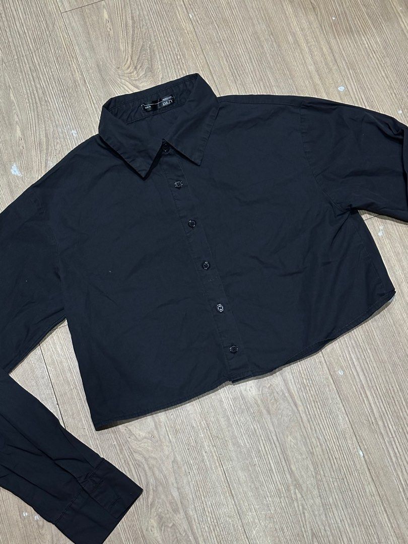 black crop polo longsleeves top (Category: Longsleeves) located in Manila. Submitted by caelusio (Listing ID 1361923271, Image 2). Description: welcome ☻ ↳ Flaws: none ↳ Size: small to medium ↳ Colors may vary due to lighting [★] feel free to message me for more details > Please manage your expectations 🏷: baggy pants, y2k pants, cargo pants, flare pants, shein pants, maong pants, thrifted, shein, mom jeans, high waist jeans, low waist jeans, bo
