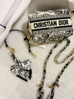 Counter gift modified 🎁 Dior cosmetic pouch post-processing with two straps
➕️精选好物推介➕️
🖤 Seeing reviews saying the item received is very beautiful and lovely🤭 Hearing you say that makes me so happy😆😆
🌼 Agent purchase discount $499 for 1, $489 each for 2 or more
Limited stock PM 🌼
✅️ Worldwide 🌎 counter / duty-free shop / imported goods
Size: 13x17cm
☑️ Includes 2 long and short straps, dual use!
☑️ Long strap for crossbody, short strap for over the shoulder
☑️ Comes with box
☑️ Dust bag included
International shipping included ✈️64213440436353110